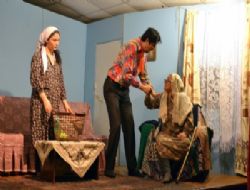 Tiyatro Oyunu �zleyicileri Duyguland�rd�